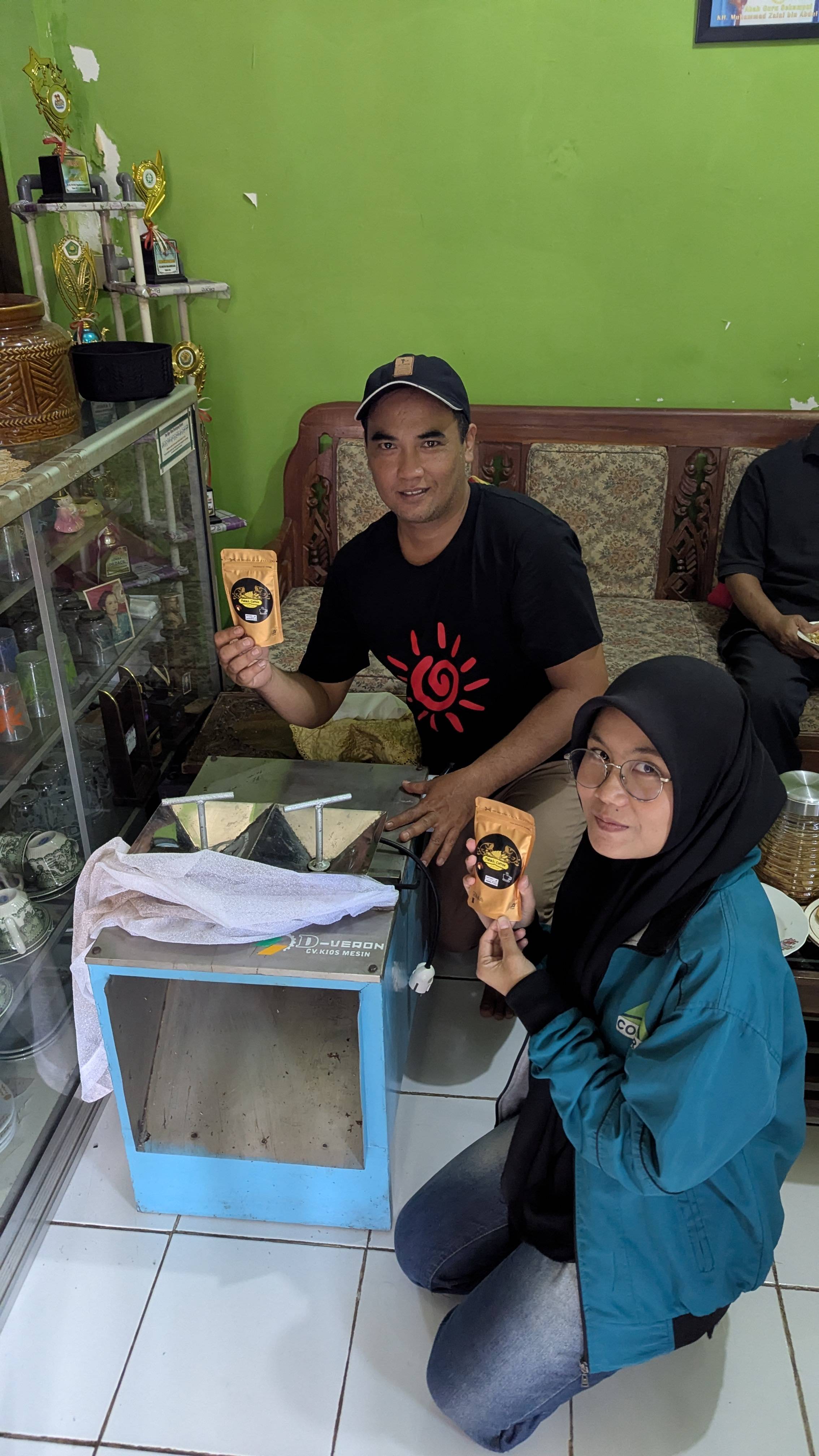Inovasi Kopi Unik Khas Banjarnegara: Sutiono Sukses Daftarkan Sertifikat Halal Kopi Robusta-Arabica Campuran Biji Salak Bersama CoFarm